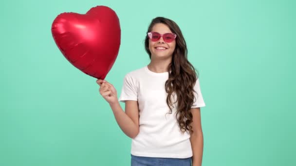 심장 파티 풍선을 들고 행복 과 놀라움으로 놀란 행복 한 아이의 사진 — 비디오