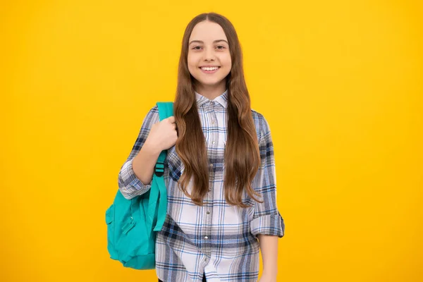 ハッピーティーンの女の子バックパックを運ぶ。学校に戻って。知識の日だ。教育の概念は. — ストック写真