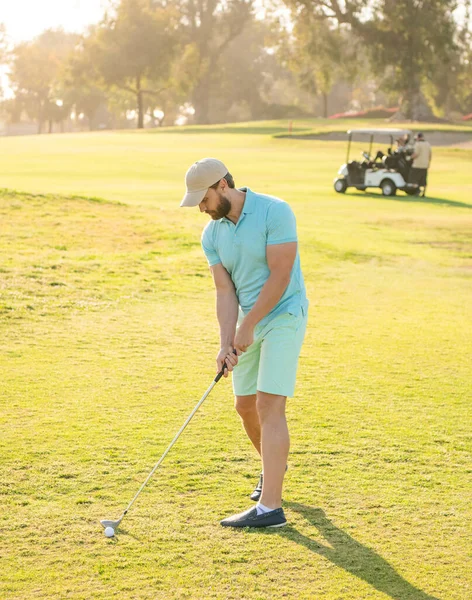 남자 골프 선수가 프로 골프 코스에 있습니다. 골프 클럽 모자를 쓴 골프 선수. 생활 방식. — 스톡 사진