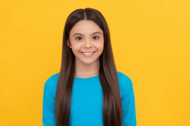 Uzun saçlı mutlu bir çocuk. Güzellik ve moda. Kadın model..