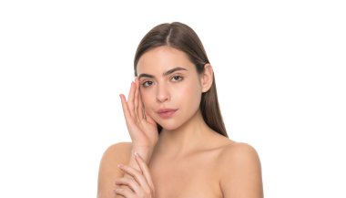 Beyaz üzerinde izole edilmiş bir kadın portresi. Günlük alışkanlık ve kişisel bakım. Cilt güzelliği. Yüz yüze..