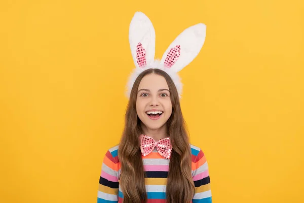 快乐的复活节小孩儿，长着小兔子耳朵，黄色背景的领结 — 图库照片