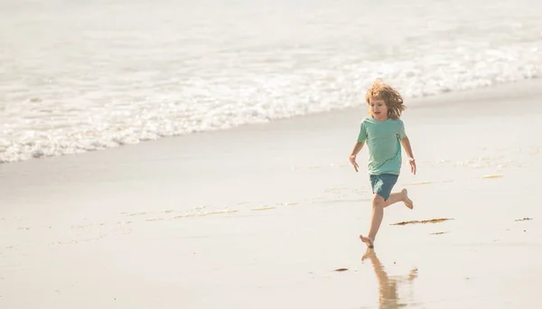 Sportowy chłopiec biegacz działa na plaży odkryty, przestrzeń do kopiowania, dzieciństwo — Zdjęcie stockowe