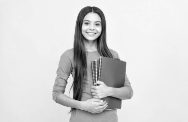 Neşeli kız çocuğu ödevlerini yap ve çalış.