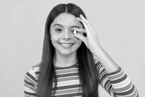 Menina adolescente com produtos naturais pílula. apresentando produto vitamínico. criança feliz com pílula. — Fotografia de Stock