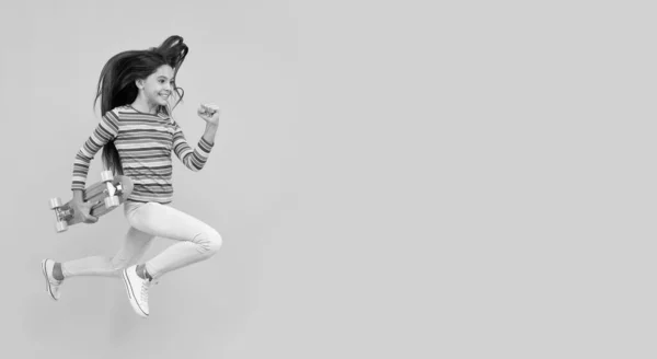Een penny skateboard. skateboarden. Vrolijk kind springen met penny board. tiener meisje — Stockfoto