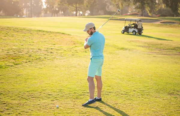 Actividade de Verão. esporte profissional ao ar livre. jogador de golfe masculino no campo de golfe profissional. — Fotografia de Stock