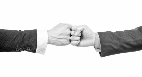 Muži čerpající ruce po úspěšném obchodním jednání, přátelství stisk — Stock fotografie