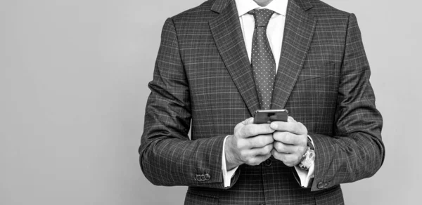 スーツ姿のビジネスマンが電話やコピースペースビジネスコミュニケーションでテキストメッセージを入力し — ストック写真
