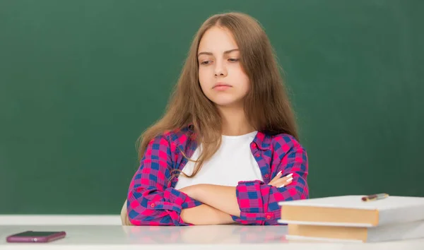 Setembro 1. infância. criança pronta para estudar. menina adolescente triste olhando para o telefone. voltar para a escola. — Fotografia de Stock