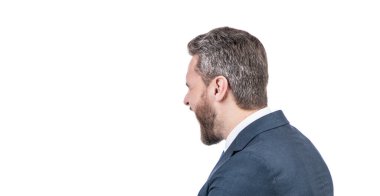 Öfkeli iş adamı, kızgın profil portresiyle bağırıyor. Beyaz fotokopi odasında izole edilmiş, bağırıyor.