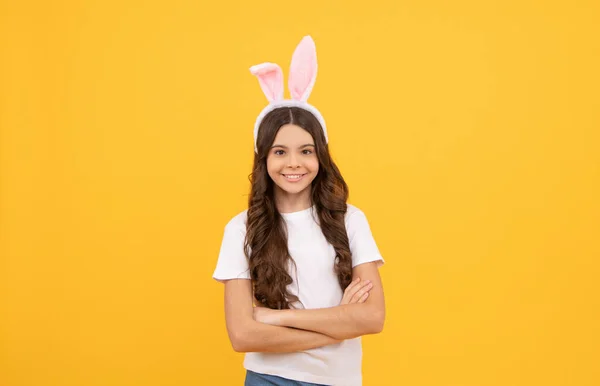 Criança feliz em orelhas de coelho no fundo amarelo, Páscoa — Fotografia de Stock