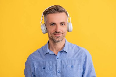 Kulaklık cihazı aksesuarı. Yeni teknoloji. Tıraşsız gülümseyen adam. çevik iş.