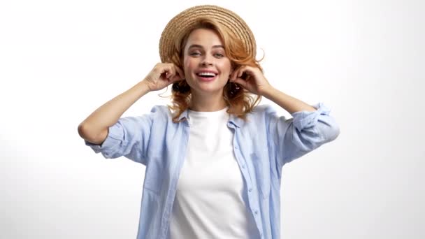 Mujer sonriente en sombrero de paja de verano con pendientes de fresa de cereza fresca madura, moda de verano. — Vídeo de stock