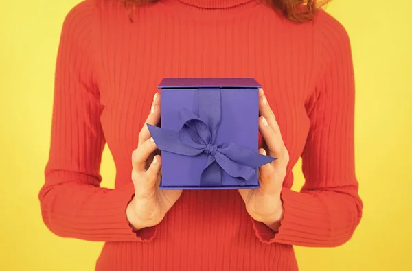 Γυναίκα περικοπή άποψη κρατήσει μπλε κουτί δώρου με κορδέλα διακόσμηση τόξο εορταστική γιορτή, παρουσιάζουν. — Φωτογραφία Αρχείου