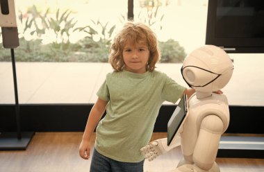 Koruyucu maskeli çocuk ve robot asistanı. robotik salgın geleceği
