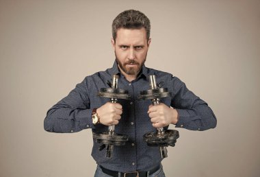 Onun gücü. Koltuk değnekleriyle eğitime hazır kendine güvenen bir adam. Patron güç ve otorite göster