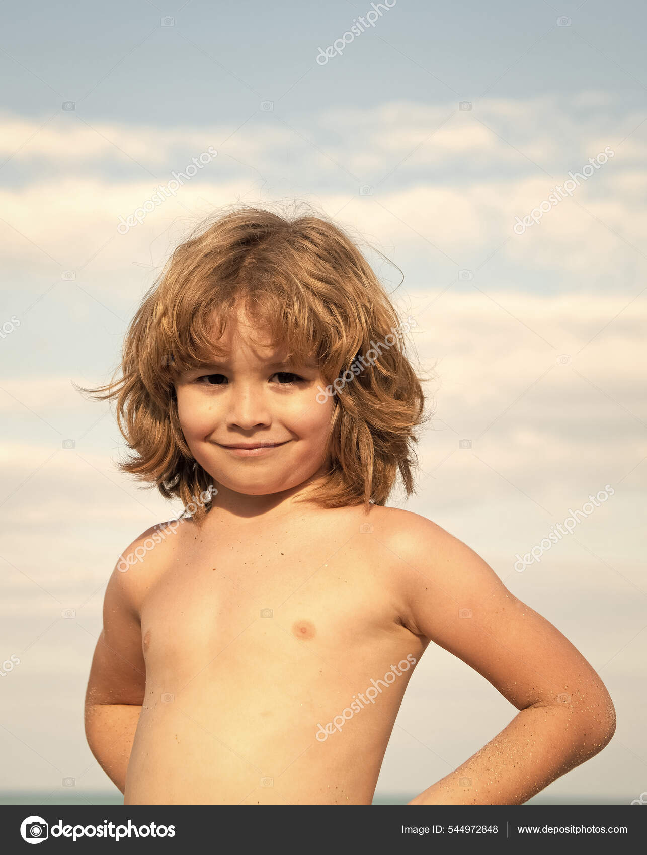 Diversion al sol. Retrato de un chico sin camisa. Nino feliz nino cielo fondo. Verano. Verano Foto de stock 544972848 olenahs2.gmail
