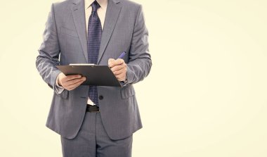 Girişimci projeyi okudu. İnşaat belgeleriyle CEO. Elinde dosya olan patron. Bir sözleşme imzalamak.