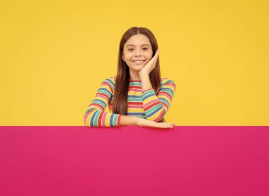 Yakında geliyorum. Pazarlama tasarımın için. Kağıt pankartıyla neşeli bir genç kız. çocuk duyuru yapıyor.