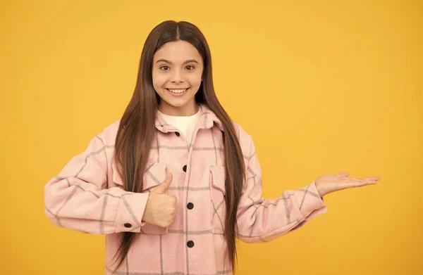 Outono venda de compras de moda. menina adolescente feliz em camisa quadriculada. hipster miúdo estilo casual. — Fotografia de Stock