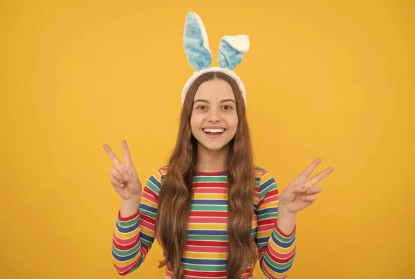 Feliz criança de Páscoa menina em orelhas de coelho de coelho sorrindo no feriado, coelho de Páscoa — Fotografia de Stock