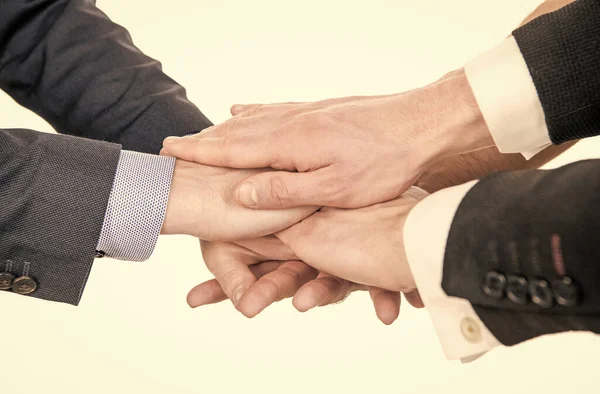 Pomáhající gesto. Ruce mužů po úspěšném vyjednávání. partnerský vztah. mužské přátelství. — Stock fotografie