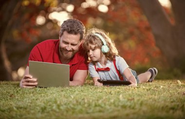 Webinar video dersi. Bilgisayarda online eğitim. baba ve oğul modern iletişim teknolojisini kullanıyorlar.