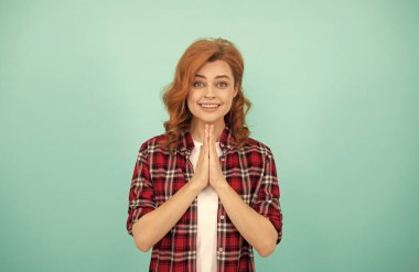 Kıvırcık saçlı rüya gibi kadın. moda ve güzellik. Kadın model gelişigüzel eğilimi.