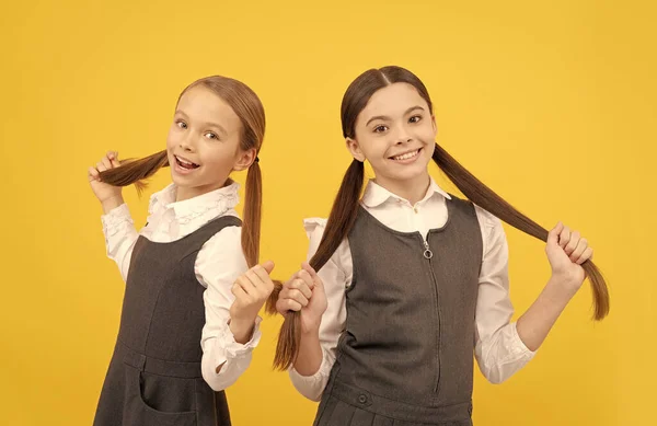 Para a aprendizagem criativa. Crianças felizes seguram cabelos longos. Escola de beleza. Educação cabeleireiro — Fotografia de Stock