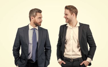 Resmi takım elbiseli iki kendine güvenen iş adamı beyaz ve ortaklıktan soyutlanmış iş ortaklarıdır.