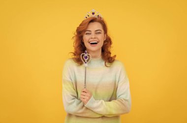 Gerçek duygular. Taçlı mutlu kızıl kadın. Kraliçe sihirli değneği tutuyor. Taç içindeki kibirli prenses