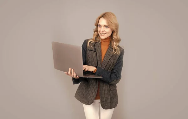 Mujer periodista uso ordenador portátil para escribir en línea, tecnología — Foto de Stock