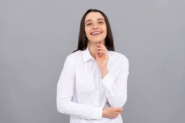 Feliz mujer de negocios en camisa blanca sobre fondo gris, moda —  Fotos de Stock