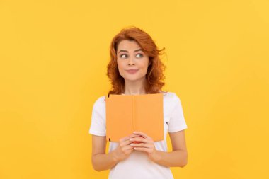 Kız kitapla çalışıyor. Özel öğretmen planlamacı. Kitap aşığı. Okula geri dön..