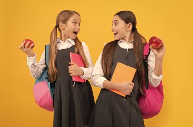 Diş ağrısı yok. Şaşırmış çocukların elmaları var. Dişçi diyeti. Ağız temizliği. Diş bakımı