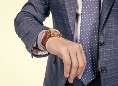 Resmi takım elbiseli adam, beyaz, dakiklik izole edilmiş kol saati ile görüş saatini kırptı.