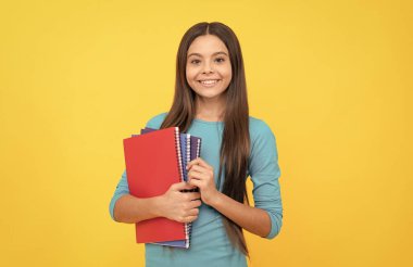 O hazır. Genç kız ders çalışmaya hazır. çocukluk mutluluğu. Mutlu çocuk ödevini yapacak.