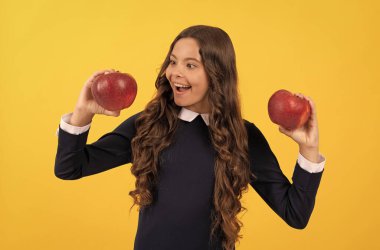 Doğal organik taze elma. sağlıklı bir hayat. diyet ve çocuk güzelliği. Diş bakımı. Yemek molası. Detoks.