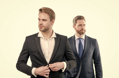 Resmi takım elbiseli CEO 'lar beyaz, iş modasında izole edilmiş.