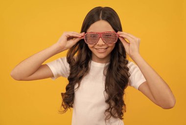 Moda aksesuarı. Deliriyor. çocukluk mutluluğu. Şık bir parti havası. Mutlu komik çocuk