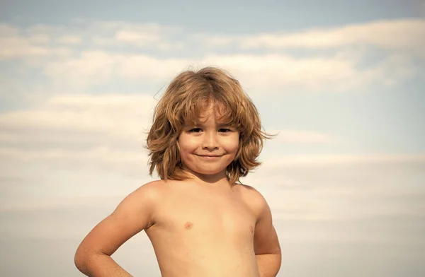 Portret szczęśliwego dziecka bez koszuli uśmiechniętego latem na świeżym powietrzu tło nieba, chłopcze — Zdjęcie stockowe