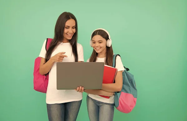 Educación en línea. alumno y estudiante. mamá y adolescente niña estudio en línea. maestro privado y niño — Foto de Stock