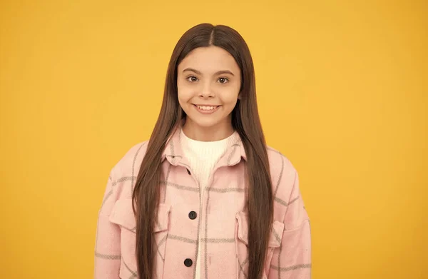 Menina adolescente feliz usar camisa xadrez rosa, casual — Fotografia de Stock