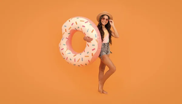 Пляжна дівчина-підліток з пончиком надувний кільце для вечірки біля басейну весело на літніх канікулах, пляжний аксесуар — стокове фото