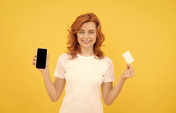Mujer feliz mostrando tarjeta de crédito o débito y teléfono inteligente para hacer compras en línea, banca en línea. —  Fotos de Stock