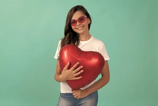 Happy teen girl hold red heart party balloon for valentines day love symbol, happy valentines day. — Stock Photo, Image