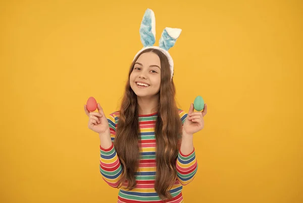 Tiener meisje draagt konijnenoren. Paashaas eierjacht. Ik heb gewoon plezier. positieve emoties uit te drukken. — Stockfoto