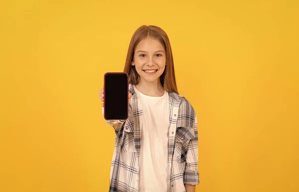 Niño feliz presentando el producto de la pantalla del teléfono inteligente moderno para el espacio de copia, publicidad —  Fotos de Stock