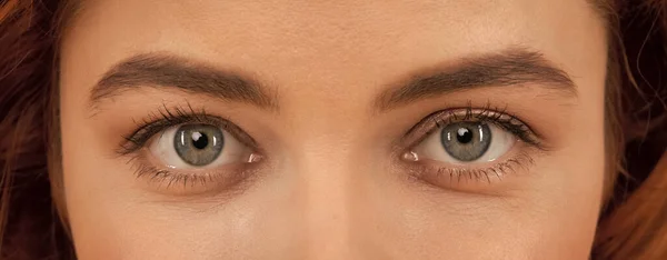 Beaux yeux féminins avec sourcils voûtés et maquillage naturel des yeux, vue — Photo